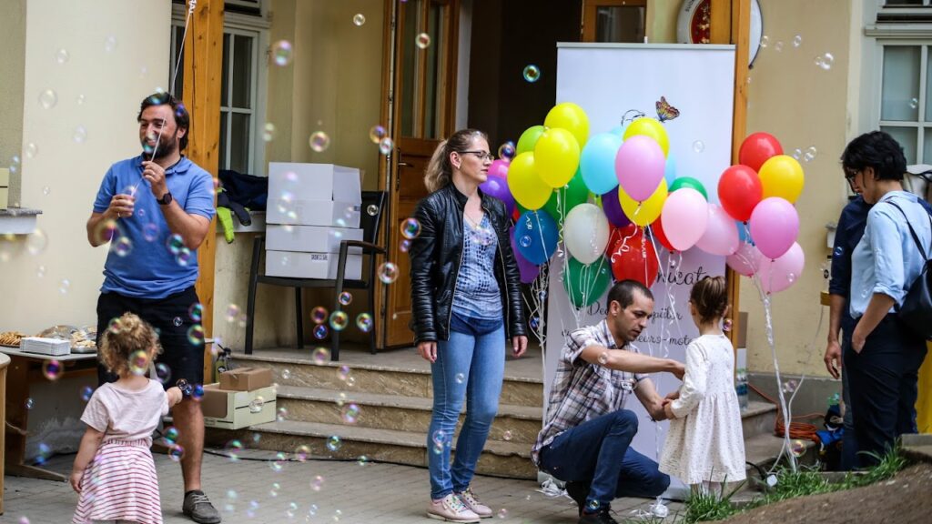 Copii la activitate de strângere de fonduri
